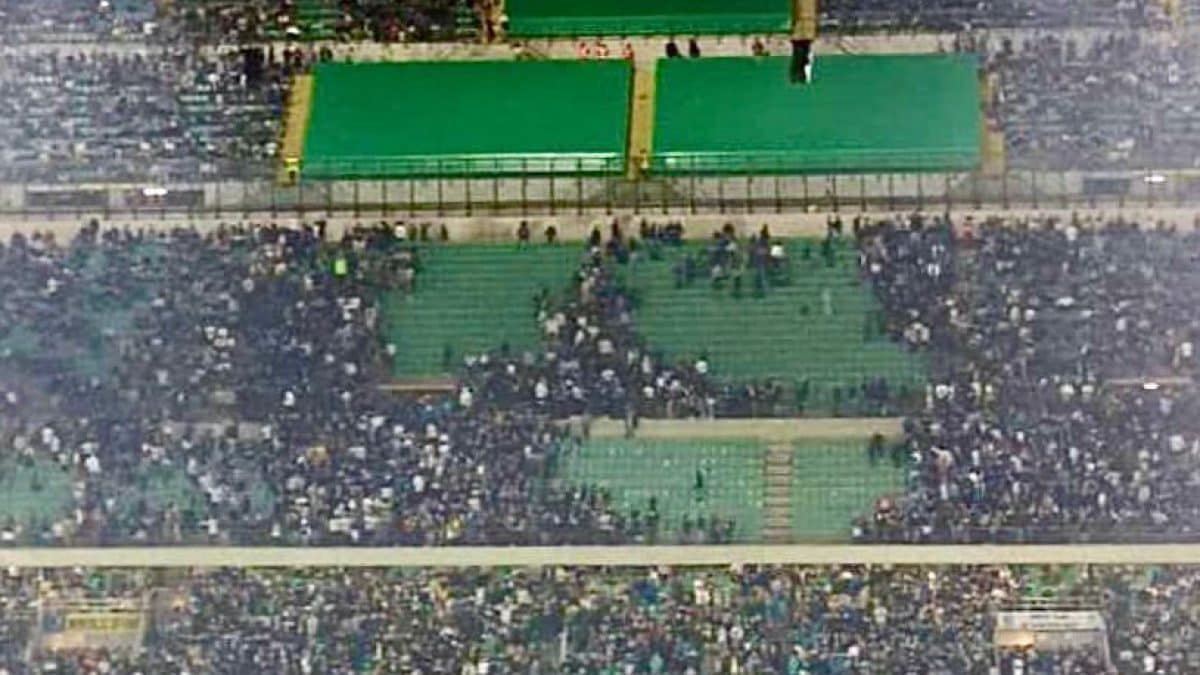 Ultras dell'Inter come una cosca mafiosa costringono i tifosi a uscire: forze di polizia inerti a guardare