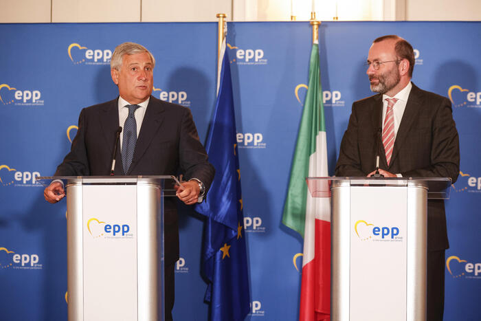 Tajani in imbarazzo al Ppe: "Forza Italia è per la Nato e contro l'invasione russa"