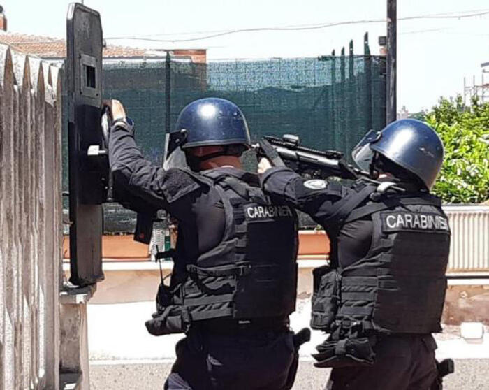 Finisce in tragedia ad Asso: uccide il comandante e si barrica in caserma, preso all'alba il brigadiere dei carabinieri