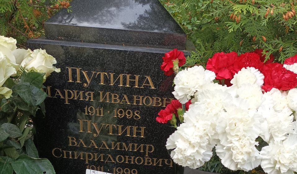 Lascia un biglietto sulla tomba della famiglia Putin: arrestata per profanazione