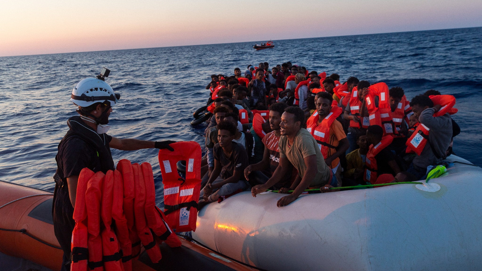 Lampedusa, 307 sbarchi nella notte: 1300 migranti nell'hotspot che ne contiene 390