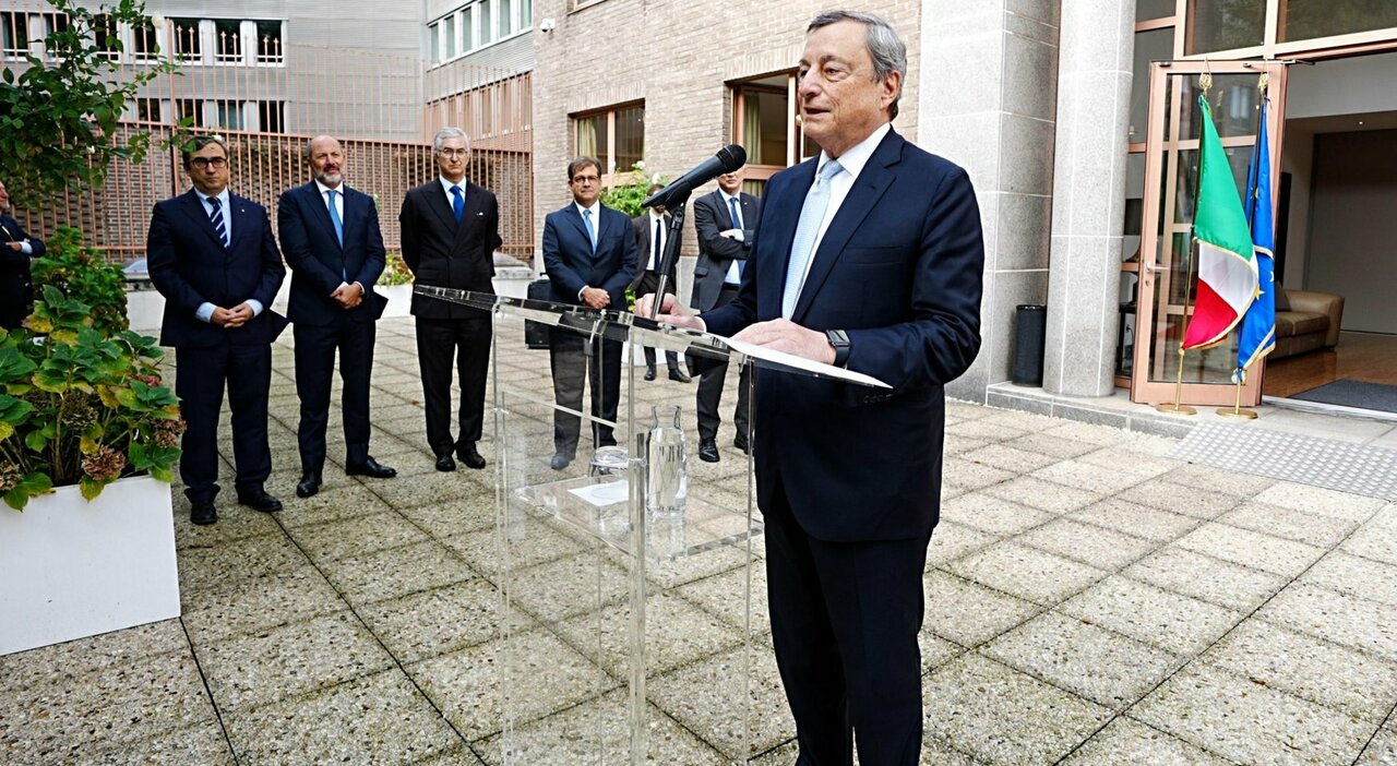 Draghi a Bruxelles: "La Ue è fonte di sicurezza e pace, sia la Stella Polare per il futuro"