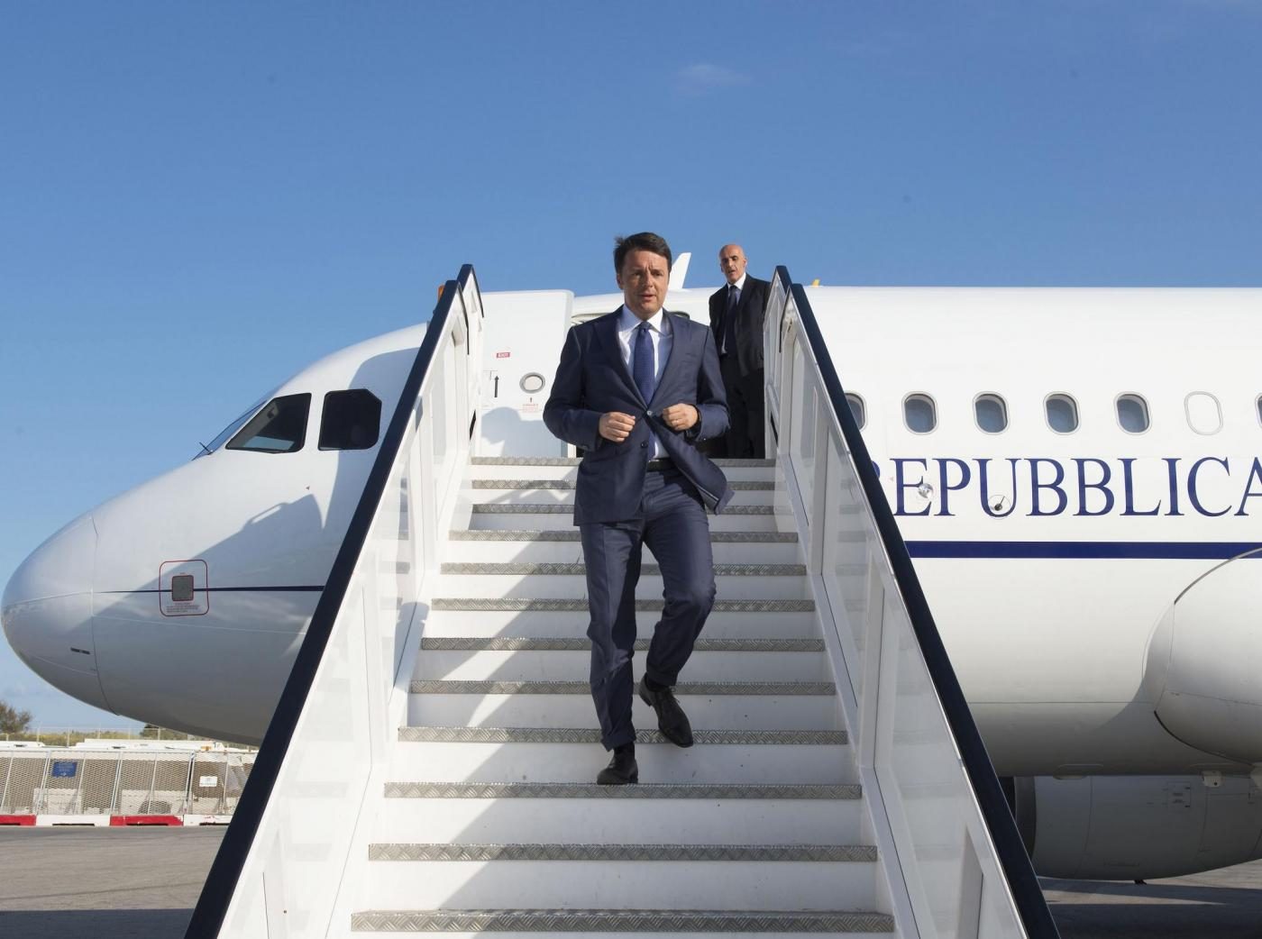 Fratoianni accusa Renzi: "In jet privato a una conferenza sul clima, ha superato sé stesso"