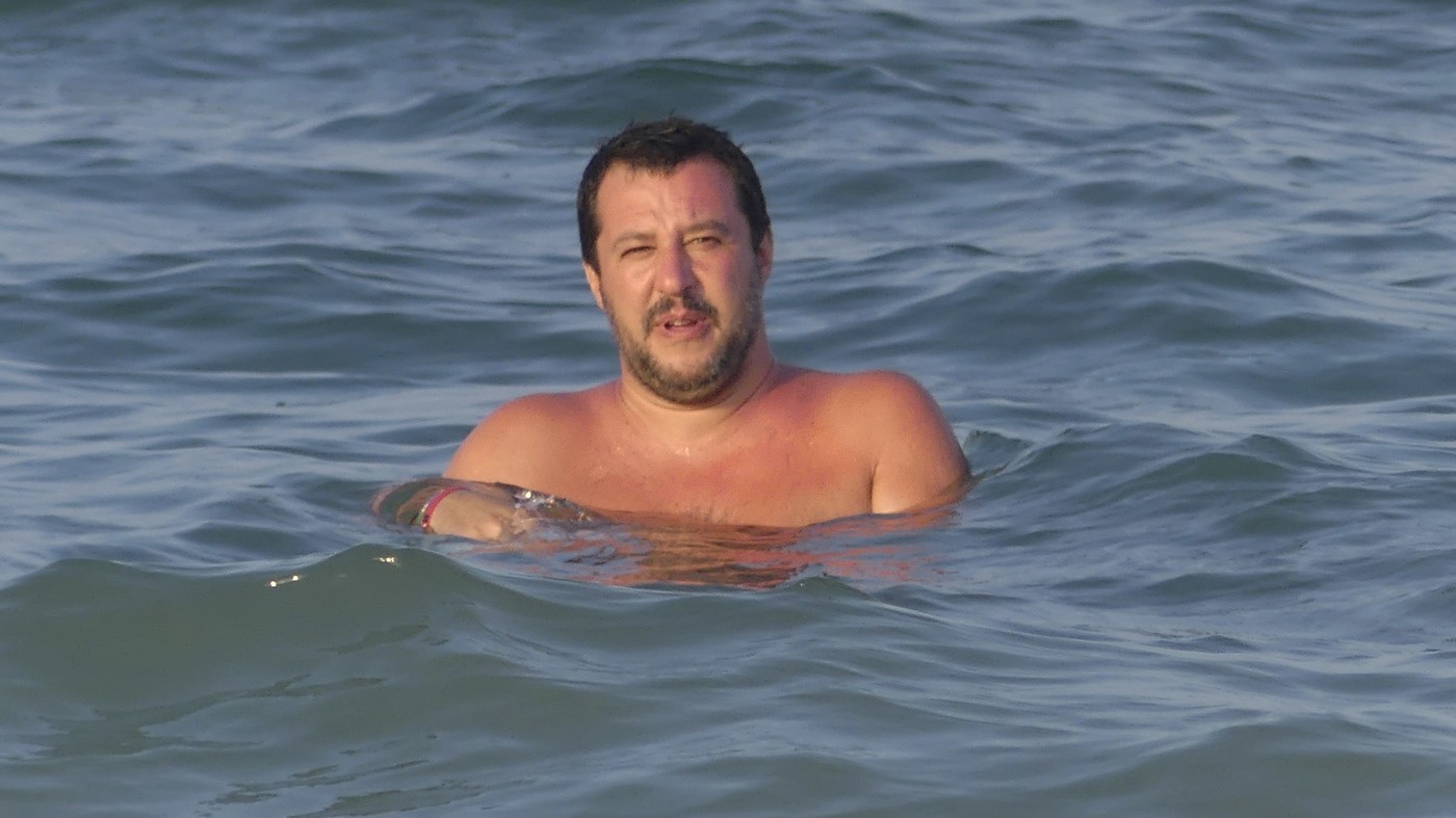 "L'ammiraglio Salvini" alla battaglia navale contro le Ong