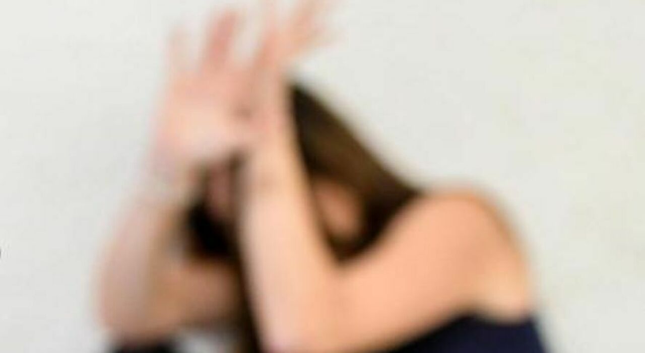 Professore arrestato per molestie su una studentessa di 11 anni: la solidarietà dei compagni