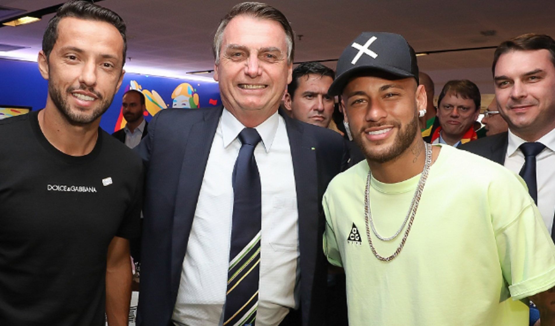 Neymar appoggia Bolsonaro: "Abbiamo gli stessi valori". Infatti è un evasore fiscale seriale