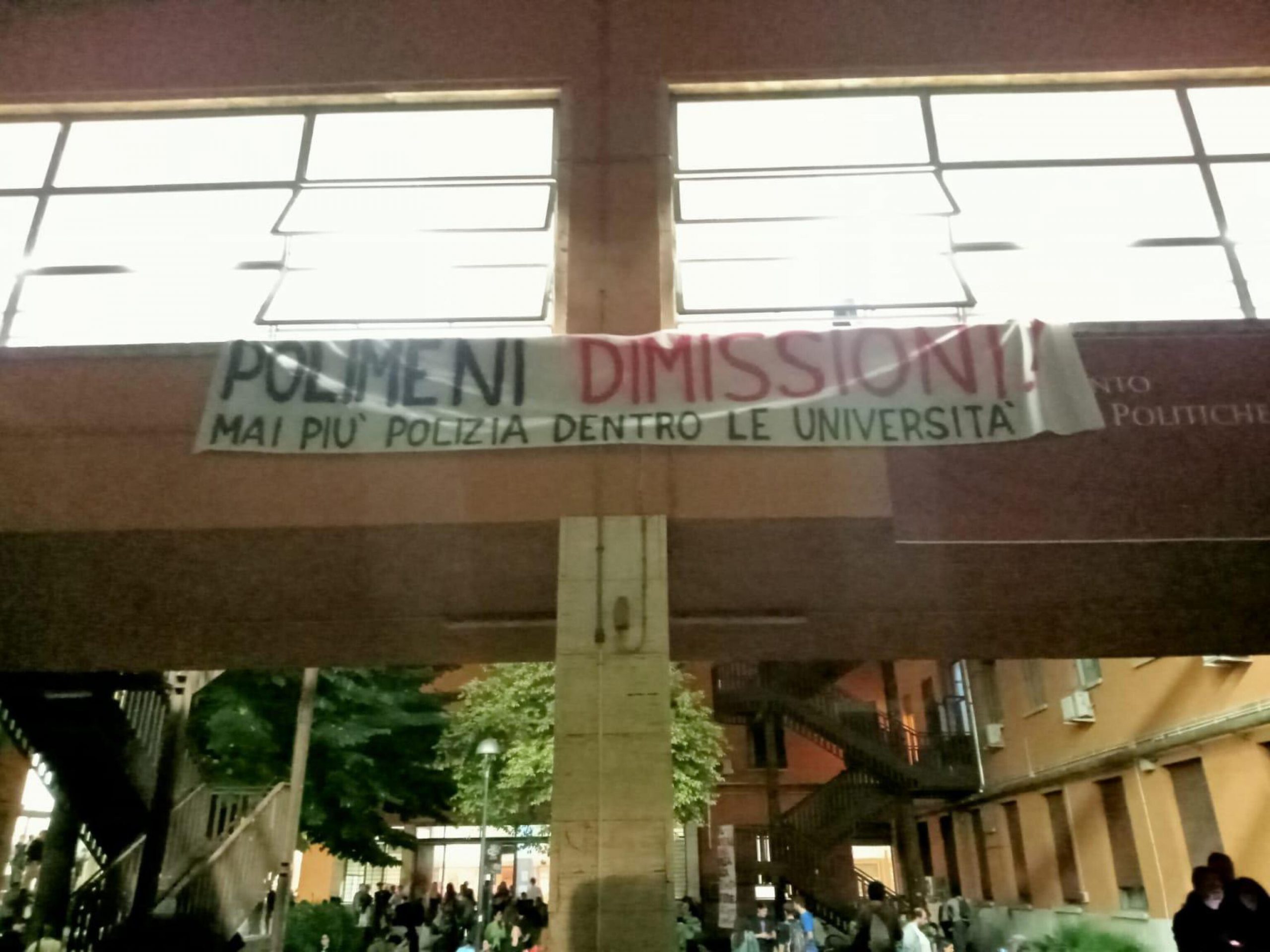 Scontri La Sapienza, gli studenti occupano la facoltà di Scienze Politiche: "La rettrice si deve dimettere"