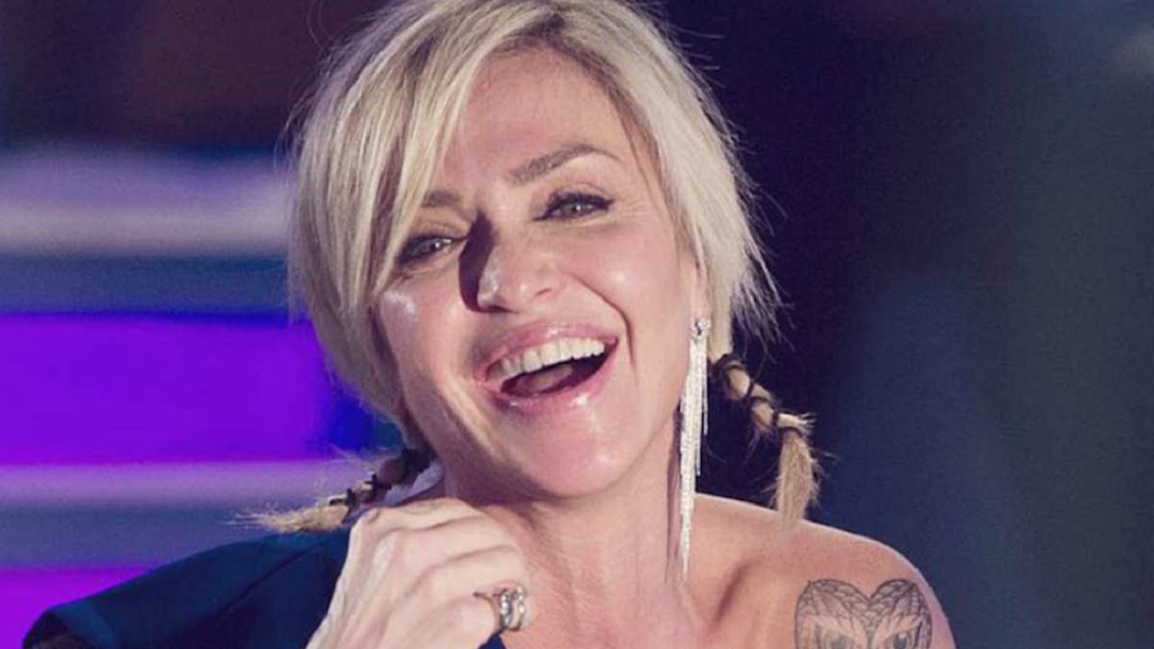 Paola Barale svela la sua vita sentimentale e non solo... "Il divertimento non manca"