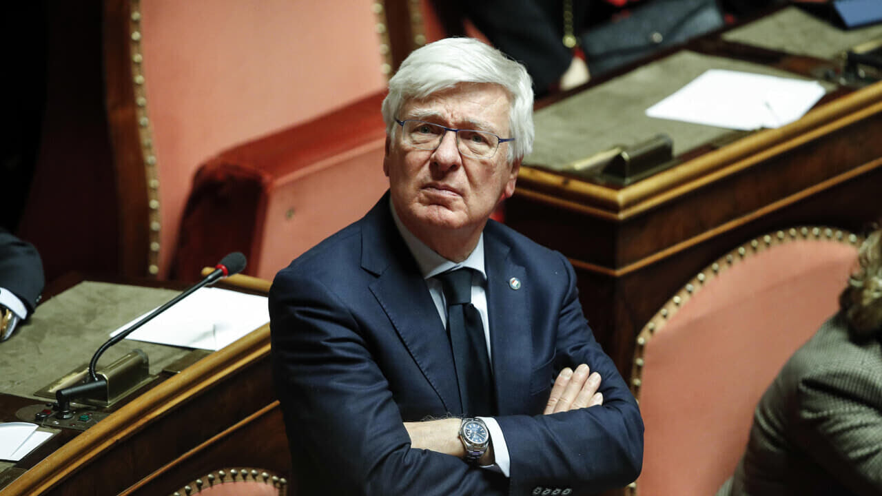 Paolo Romani, la Finanza gli sequestra 340mila euro: il senatore di Fi è indagato per peculato