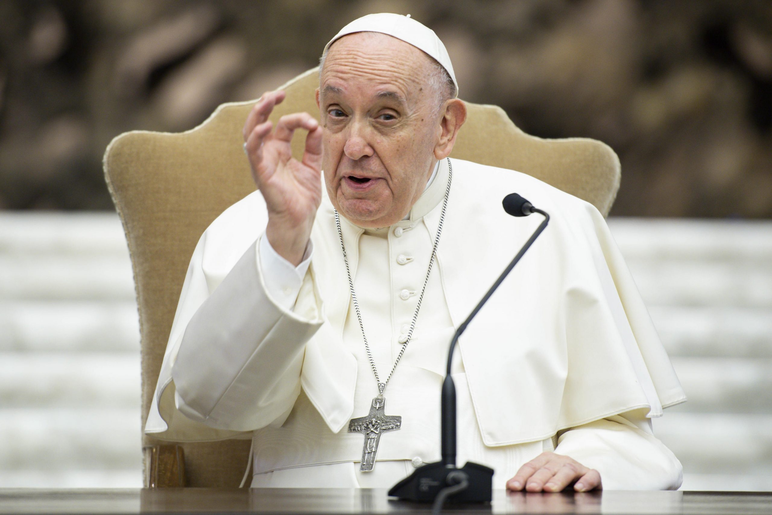 Papa Francesco: "Essere omosessuali è un peccato ma non un crimine. Le critiche? Me le dicano in faccia"