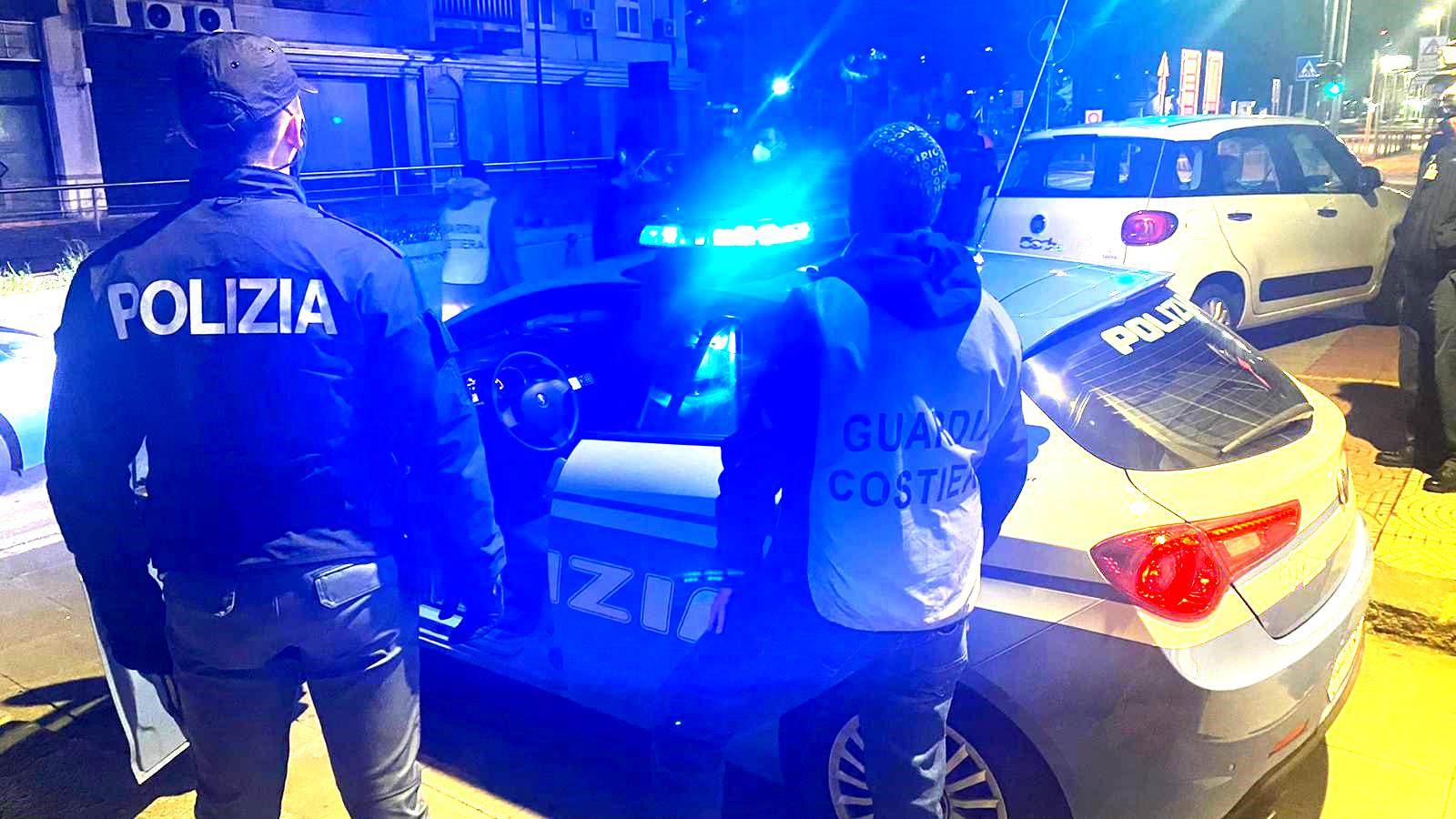 Moglie e amante si picchiano per il tradimento dell'uomo: finisce in rissa, 5 arresti