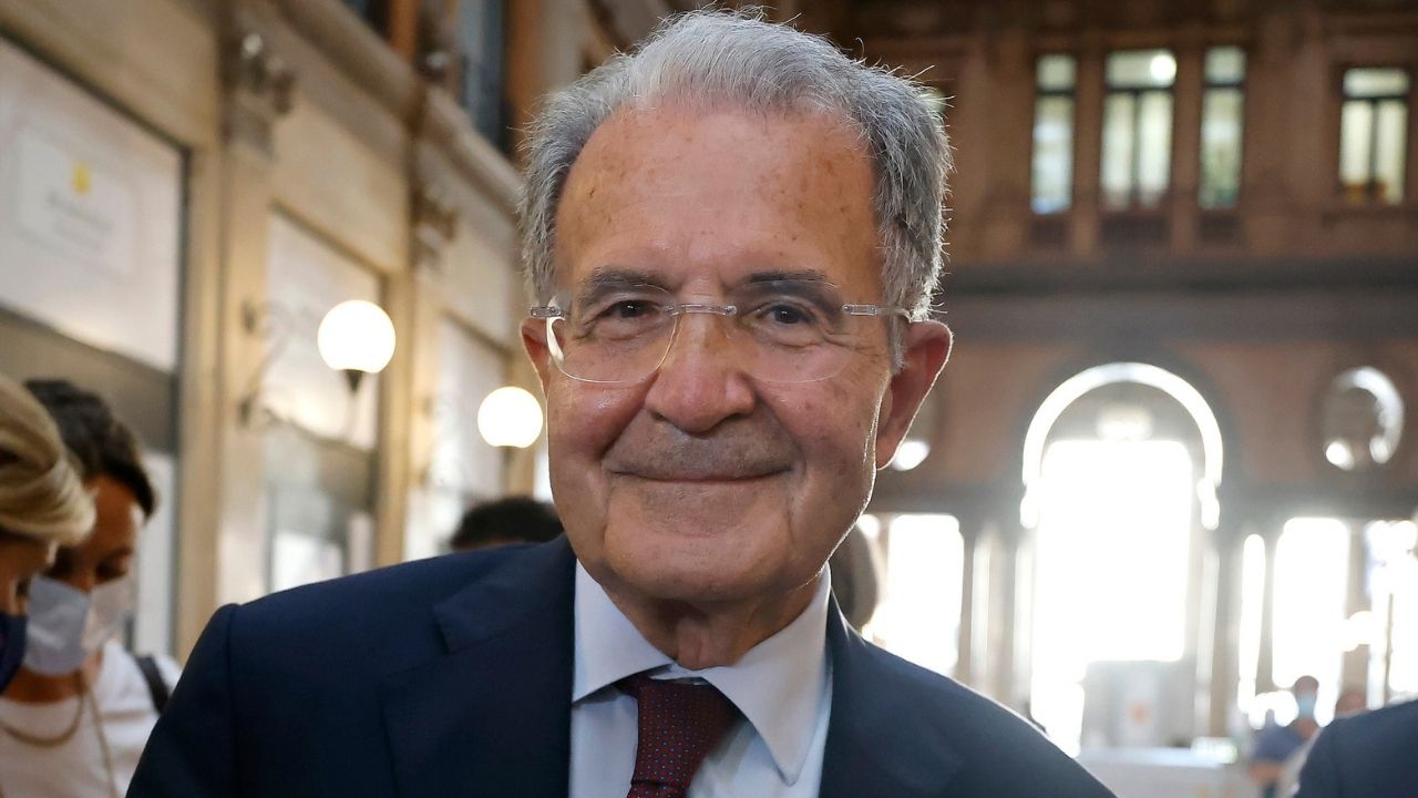 Romano Prodi avverte l'Europa: "O stiamo insieme o non esistiamo". E Fdi non applaude...
