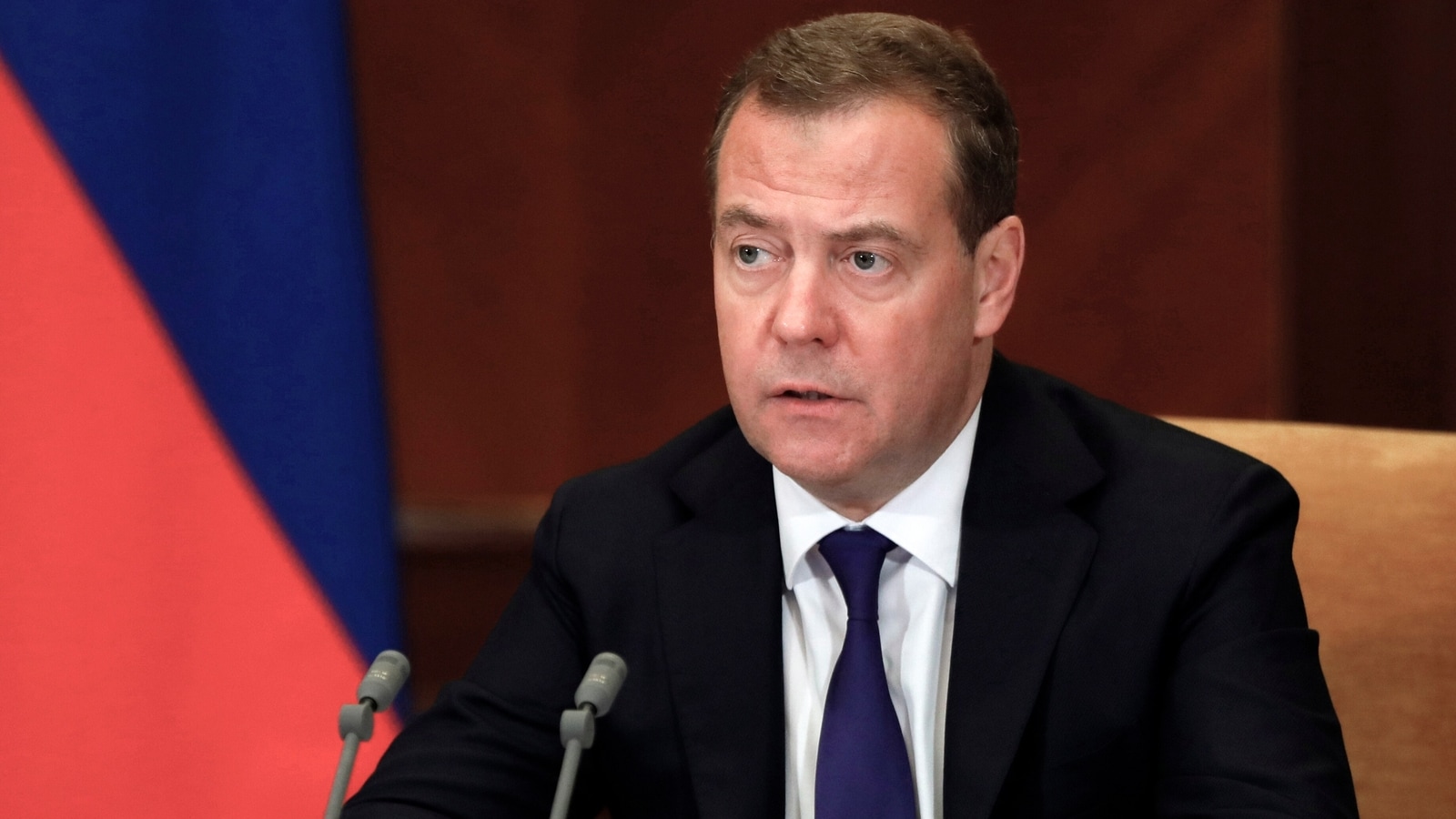 Medvedev contro Macron: "Mosca non è vassalla di Pechino, chi ha perso è la Nato"