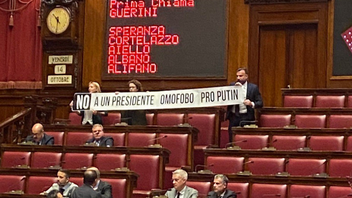 Striscione contro Fontana alla Camera: "No a un presidente omofobo e pro Putin"