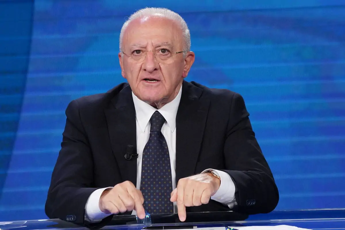 De Luca: "Bonaccini il candidato più strutturato ma si spunti la barba..."