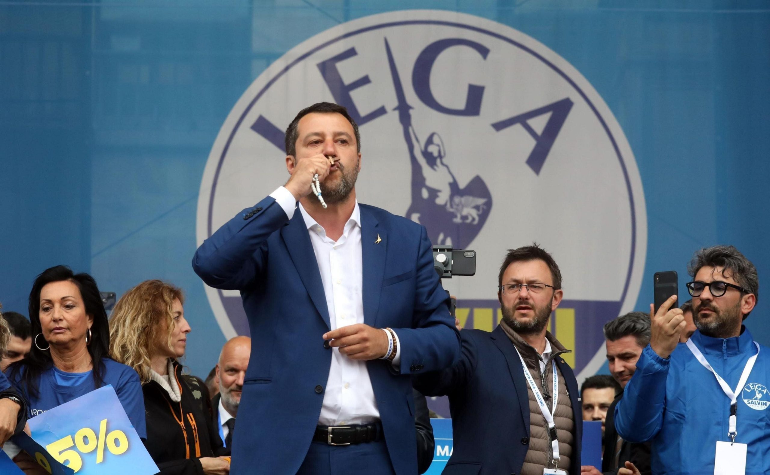 Salvini copre Piantedosi: "Il governo è con lui, chi chiede le mie dimissioni è in malafede"