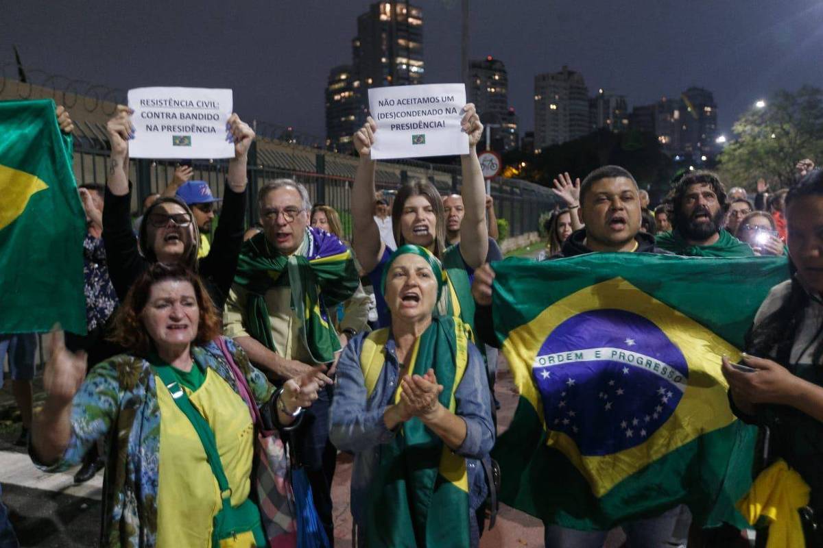 Brasile, gli estremisti di destra invocano il golpe mentre Bolsonaro non riconosce la sconfitta