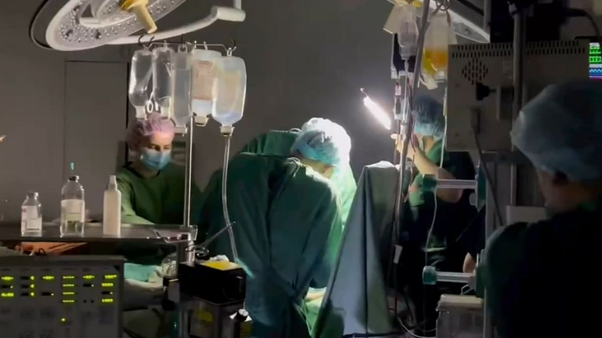 Ucraina al freddo e al buio: chirurghi costretti ad operare alla luce delle torce