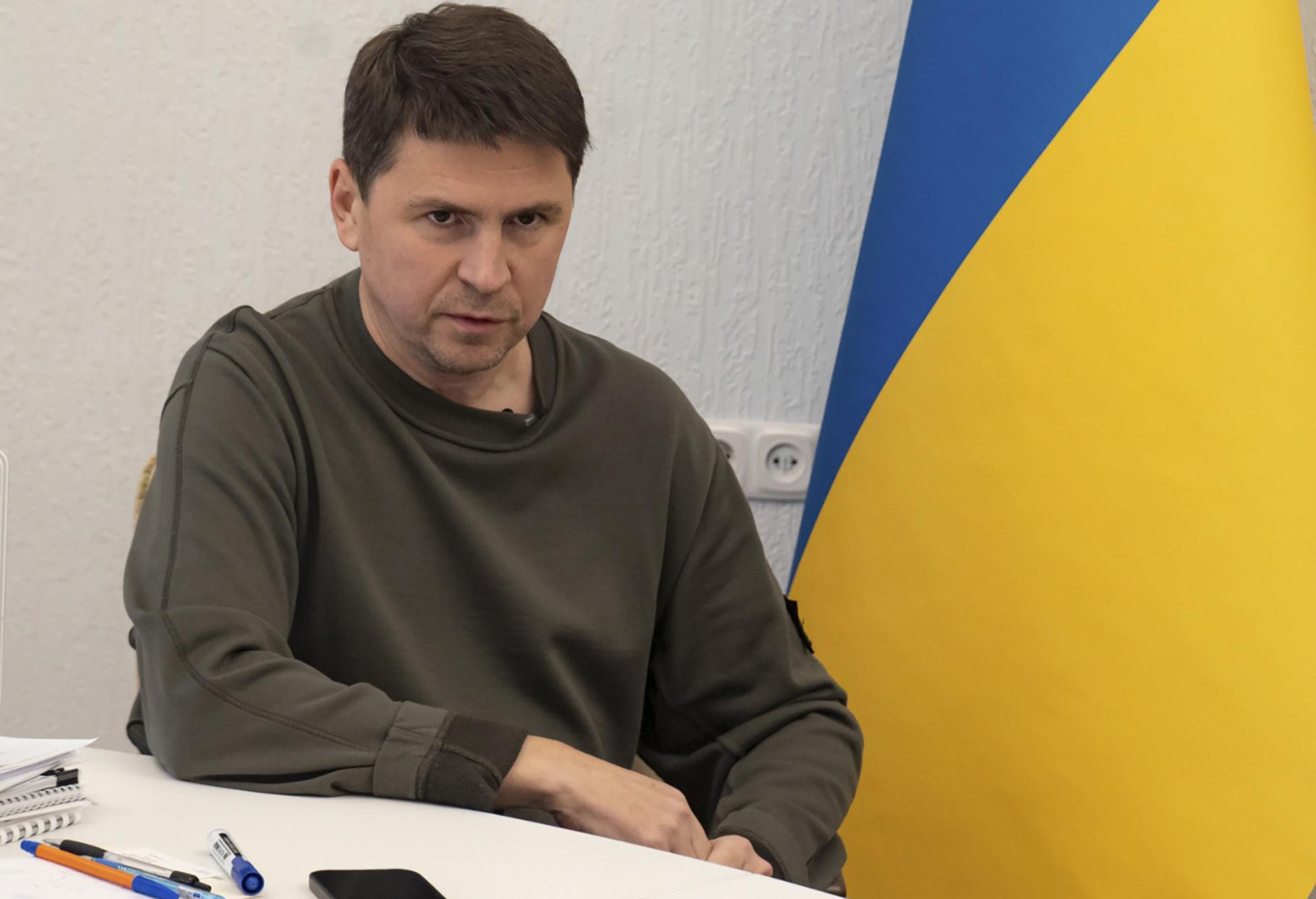 Podolyak replica a Musk: "Ogni ironia sull'Ucraina è un aiuto alla propaganda russa"