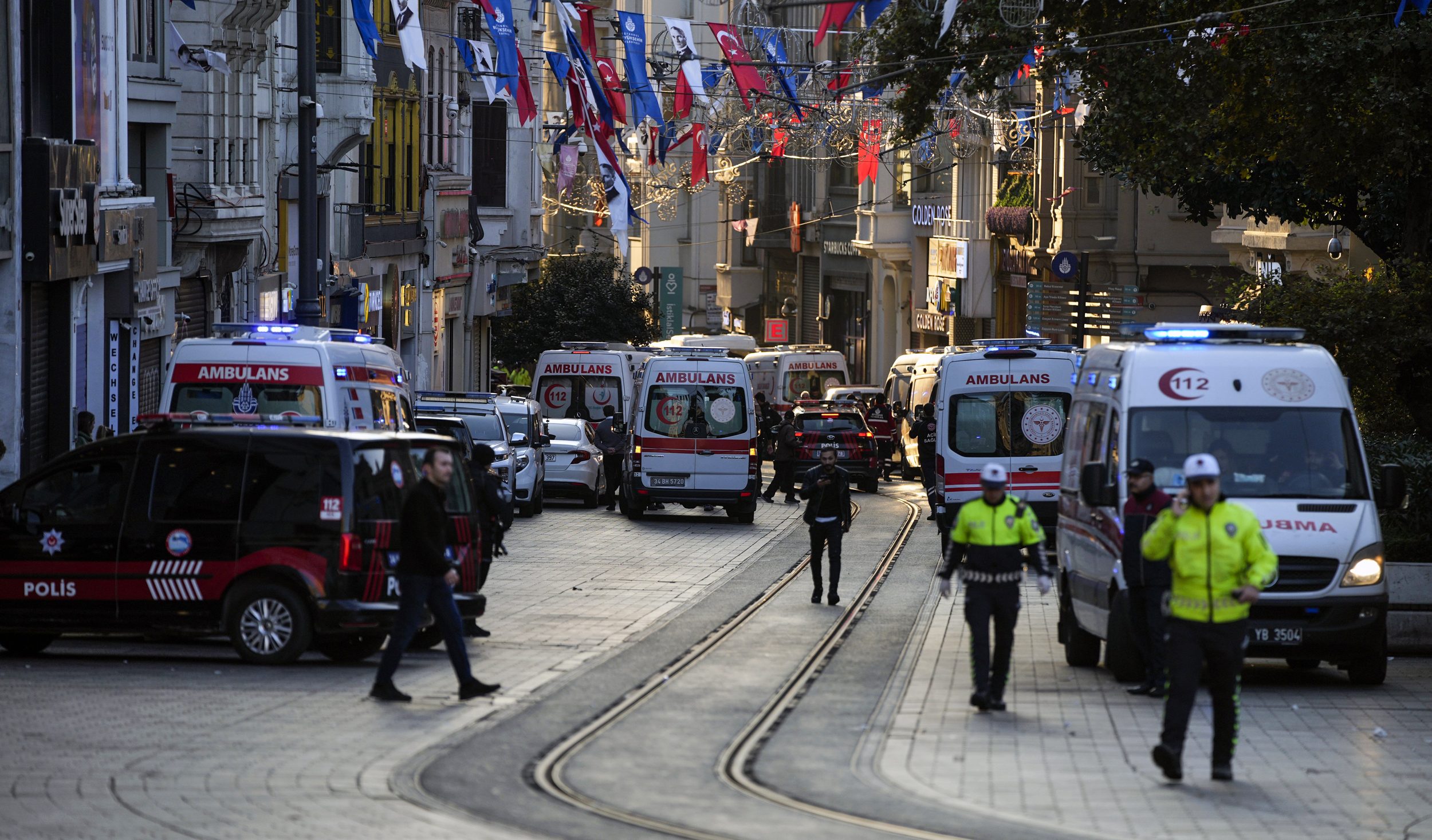 Strage a Istanbul, 6 morti e 53 feriti per una esplosione: Erdogan ipotizza l'attentato
