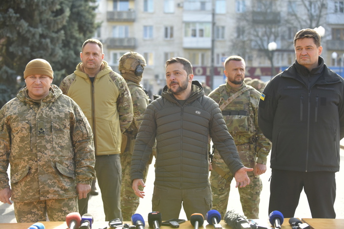 Zelensky in visita a Kherson: "Scoperti 400 crimini di guerra russi "