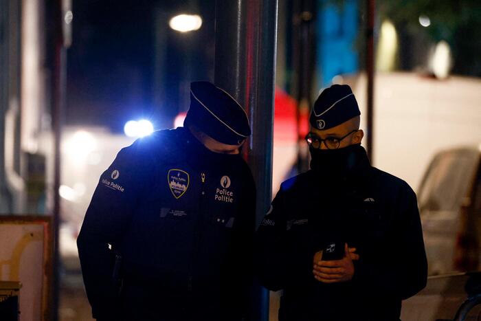 Il terrore torna a Bruxelles: due poliziotti accoltellati, uno è morto