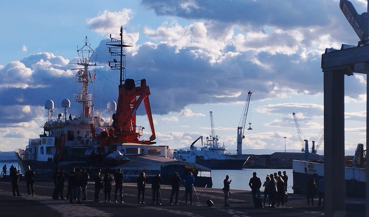 Geo Barents nel porto di Catania: il Viminale ne fa sbarcare 357 e 217 restano a bordo