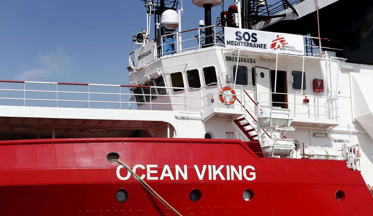 Ocean Viking salva 92 migranti ma dovrà sbarcare a Salerno: Piantedosi infligge nuove sofferenze