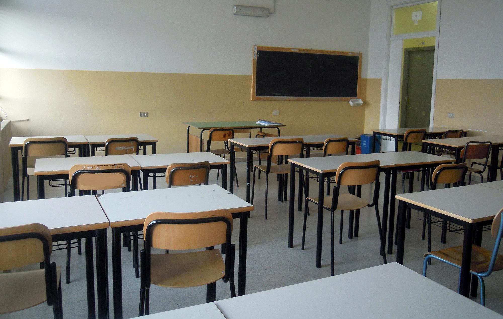 Sesso in cambio di voti, il professore risarcirà la scuola ma non le vittime: scoppia la polemica