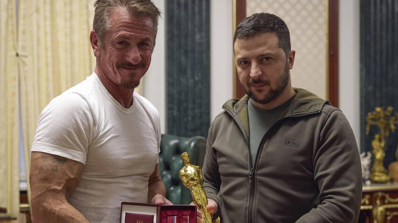 Sean Penn consegna a Zelensky il suo Oscar: ecco perché