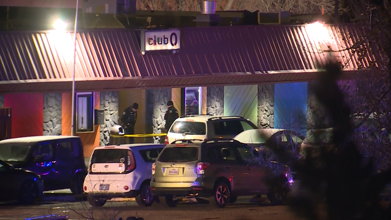 Strage omofoba, un giovane spara in un night club lgbtq a Colorado Springs e uccide 5 persone