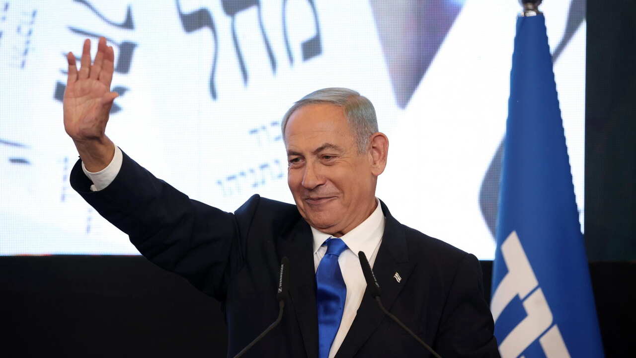 Netanyahu il "golpista" sbarca a Roma: contestato dalla piazza, omaggiato da Meloni