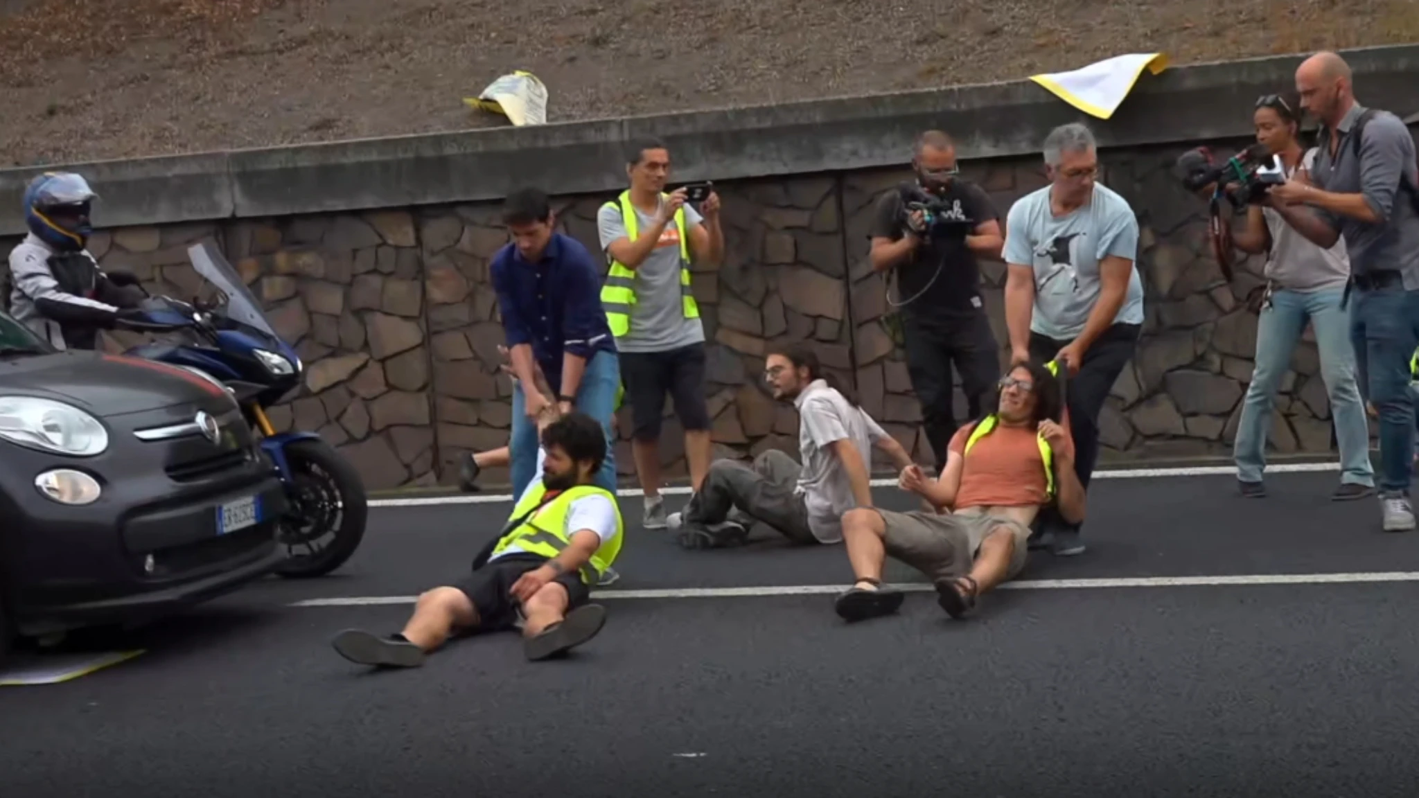 Clima, attivisti bloccano il traffico sul Gra: l'ira degli automobilisti e l'intervento delle forze dell'ordine