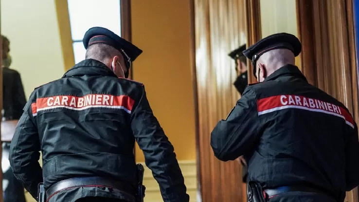 Massacrata di botte con le figlie: i carabinieri scoprono dieci anni di violenze domestiche