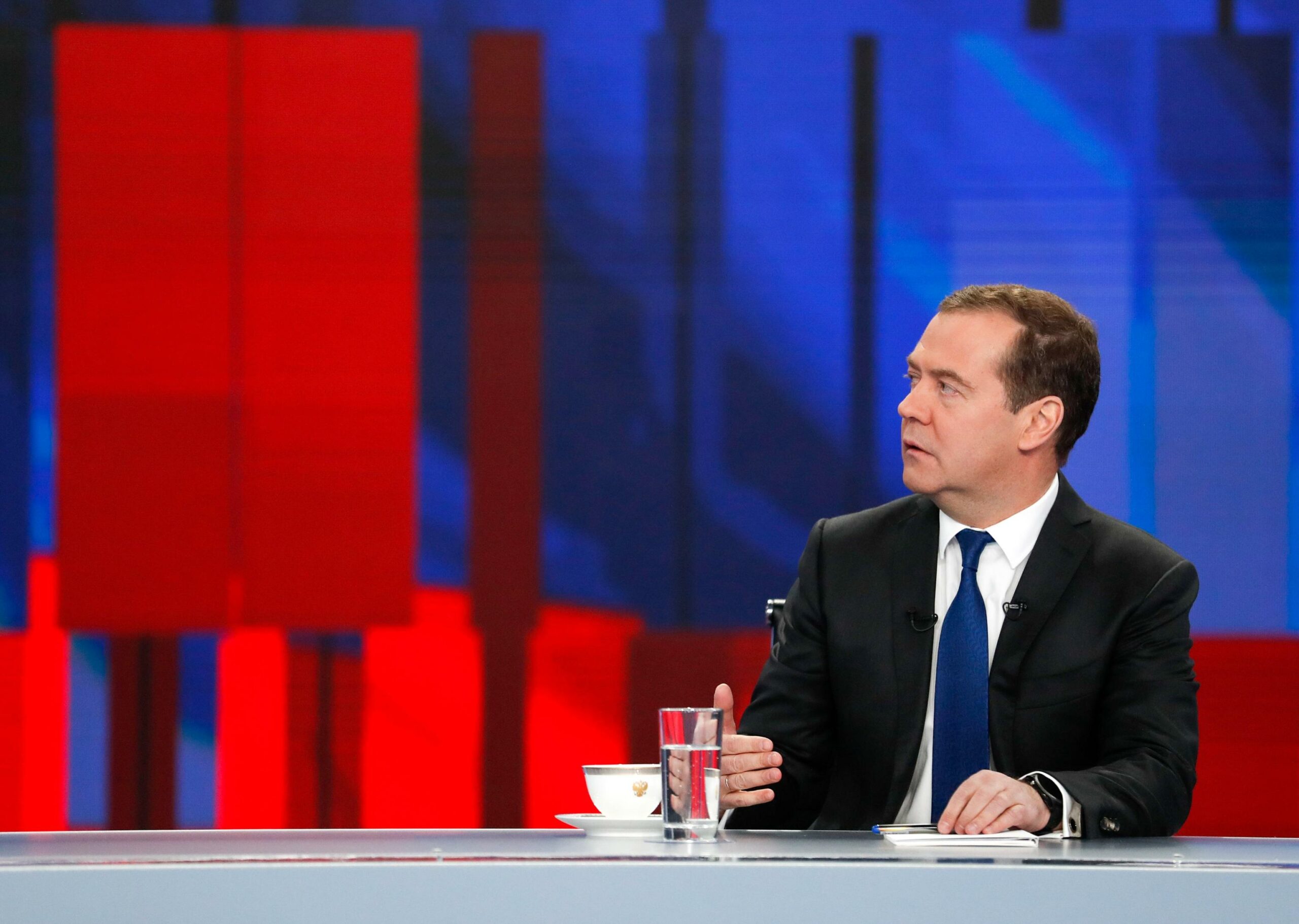 Medvedev in versione esorcista: “Il nostro obiettivo sacro è sconfiggere Satana (l'Occidente), la vittoria sarà nostra”
