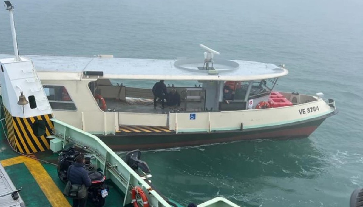 Venezia, scontro tra un traghetto e un vaporetto: un passeggero è rimasto ferito