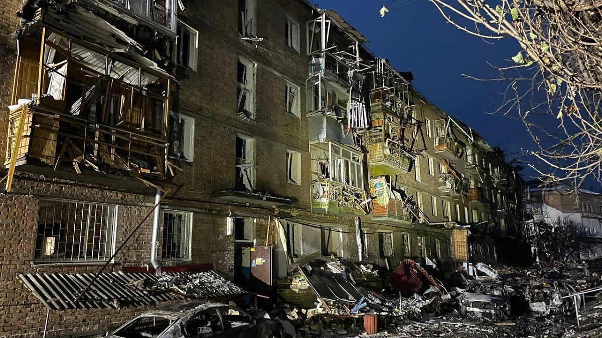 Ucraina, bombe russe su Kherson: una donna muore sotto le macerie della propria casa