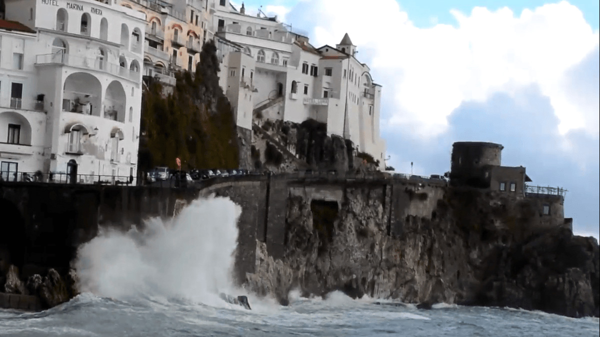 Costiera Amalfitana, turista muore travolta da un'onda: tratto in salvo il marito