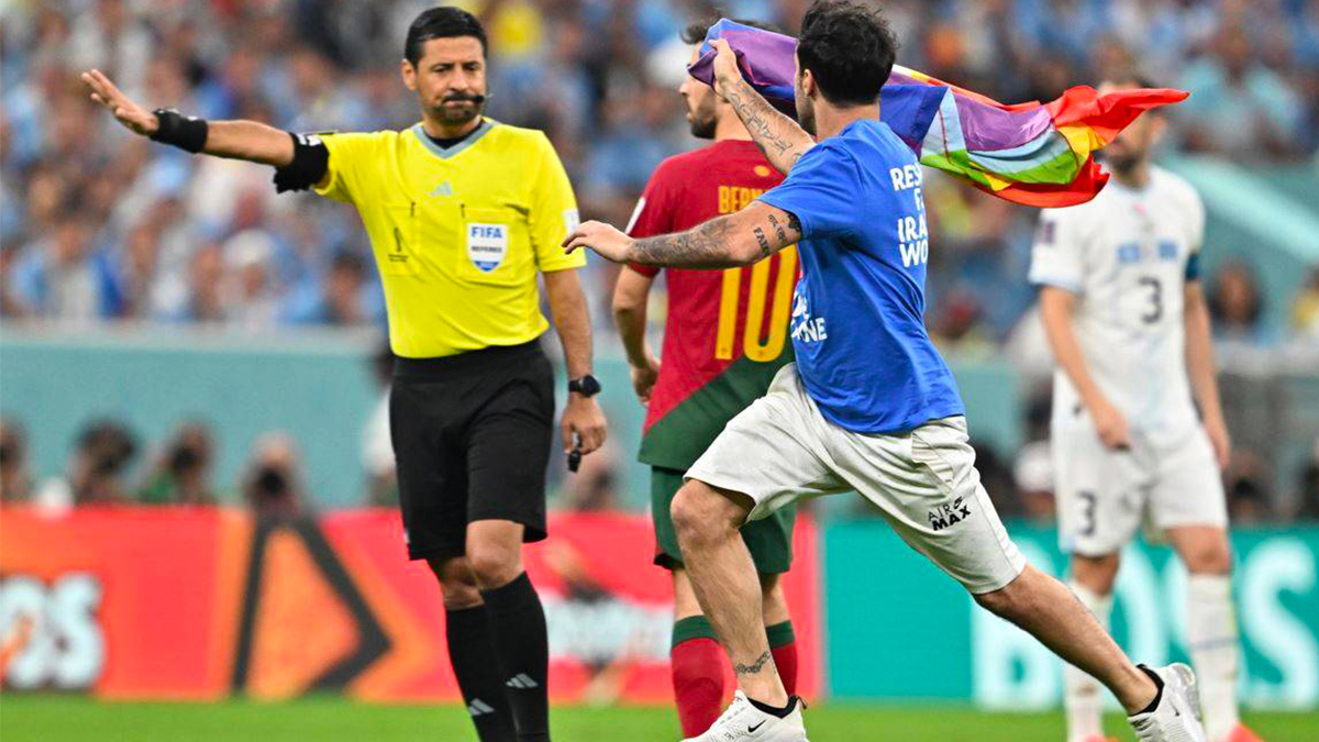 Mondiali, parla l'invasore (italiano) con la bandiera arcobaleno: "Ho detto a Infantino che non lo farò più"