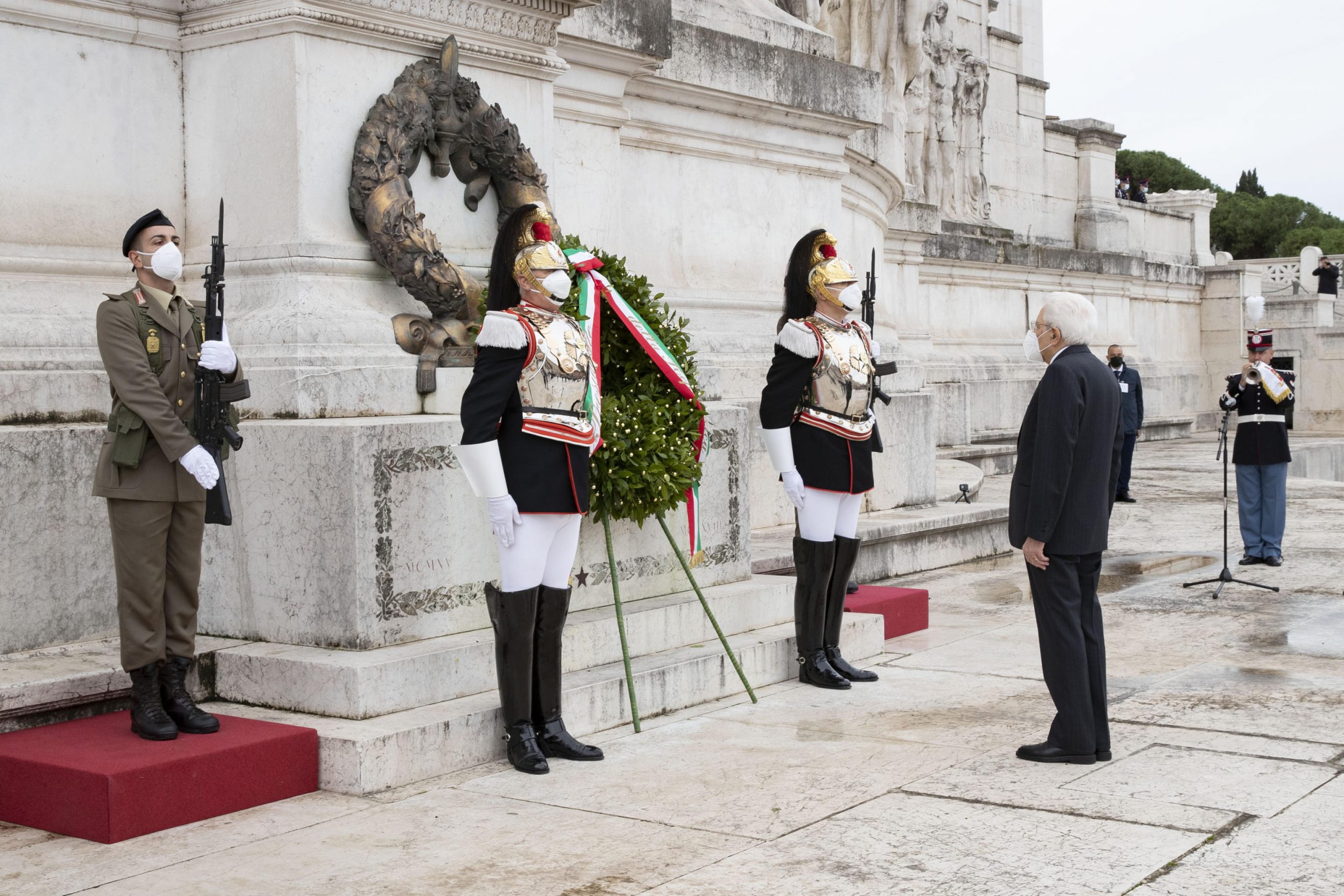 4 Novembre, Mattarella all'Altare della Patria: "Abituati alla pace, ma ora in Europa si muore"