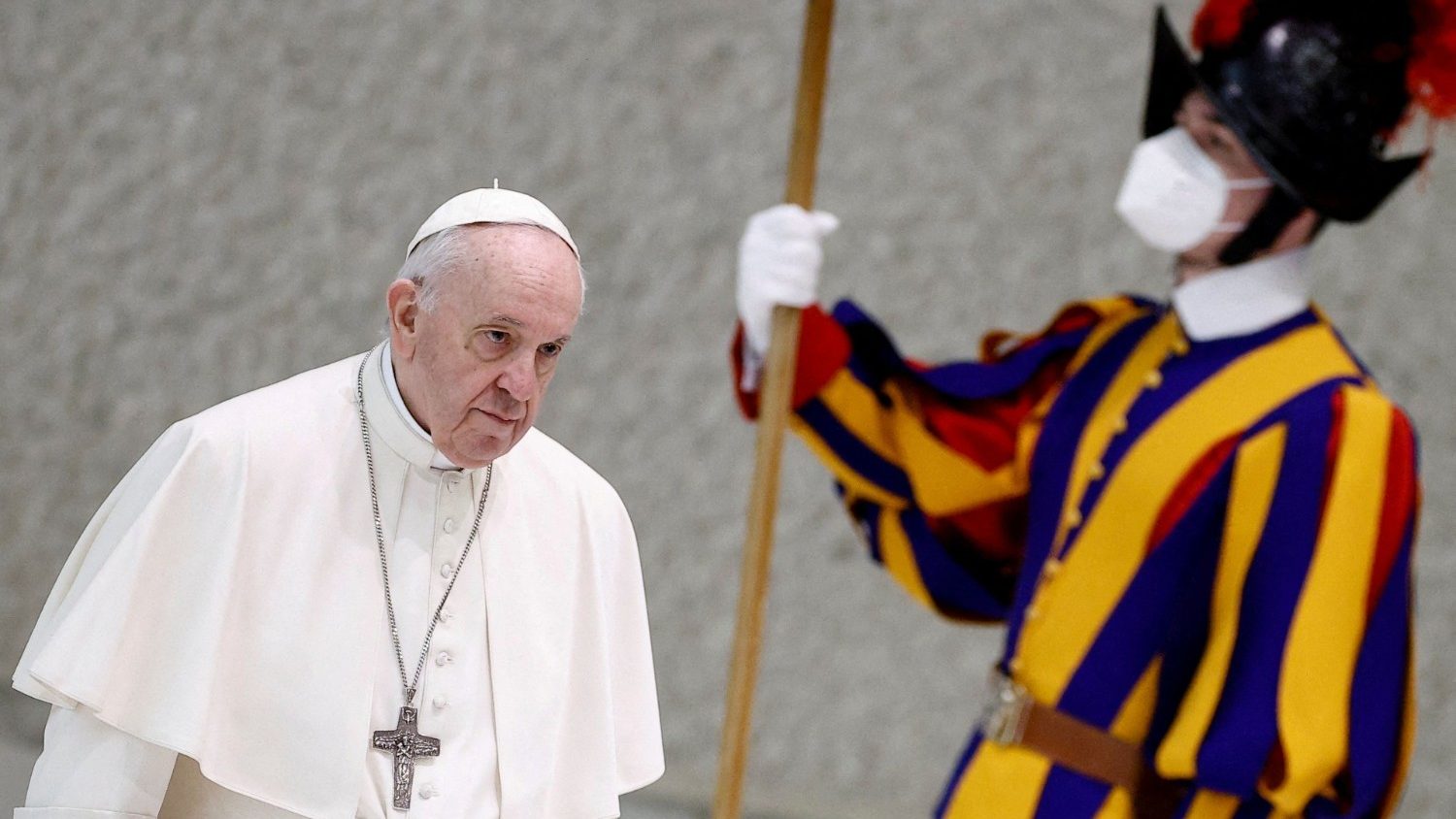 Papa Francesco si appella ai fedeli: "Natale più sobrio per aiutare il popolo ucraino"
