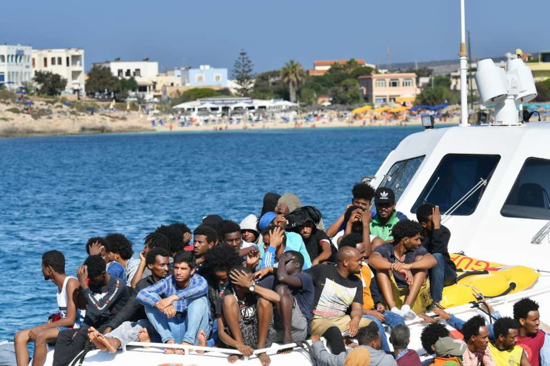 Lampedusa, 4 sbarchi nella notte e oltre 1600 persone nel centro d'accoglienza su 350 posti disponibili