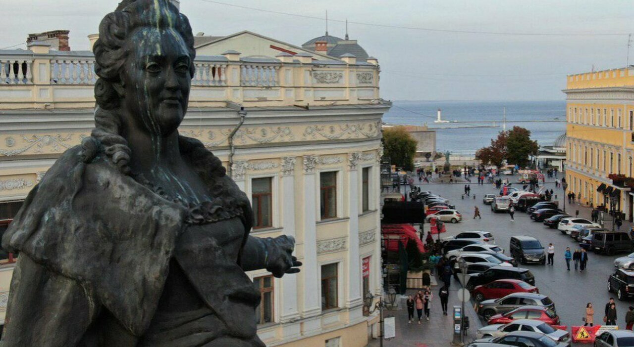 Ucraina, a Odessa smantellata la statua della zarina Caterina II: "Colpevole di genocidio"