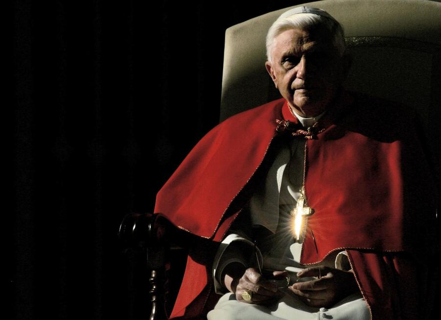 Joseph Ratzinger, il Papa più moderno della Storia che ebbe il coraggio di 'scendere dalla croce' (e nessuno capì)
