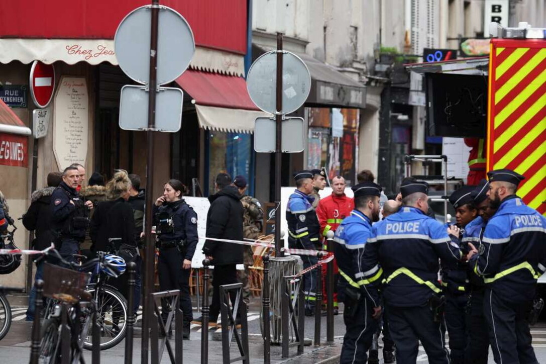 Torna la paura a Parigi, colpi d'arma da fuoco in strada in pieno centro: due morti e quattro feriti