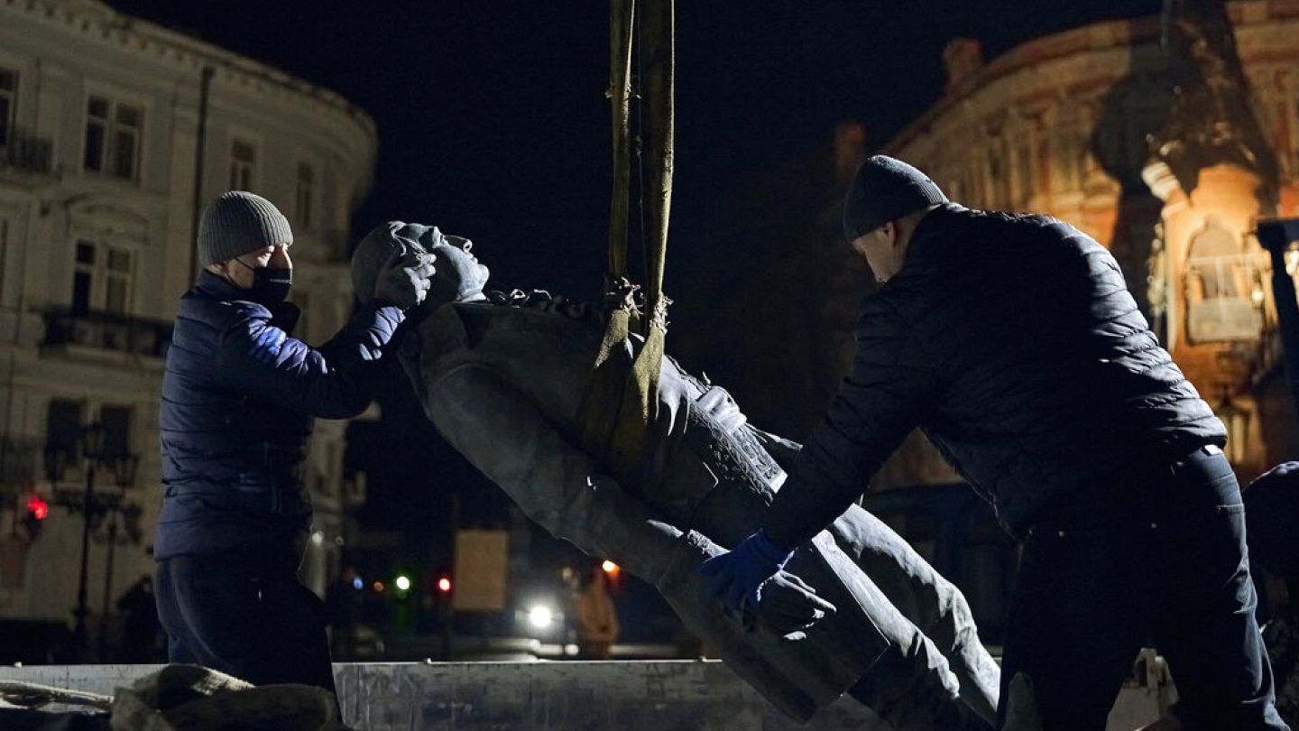 Odessa, la statua dell'imperatrice russa Caterina II rimossa dal centro città