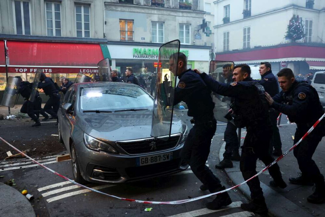 Sparatoria a Parigi, Macron denuncia: "E' stato un attacco odioso contro i curdi". Proteste e scontri con la polizia