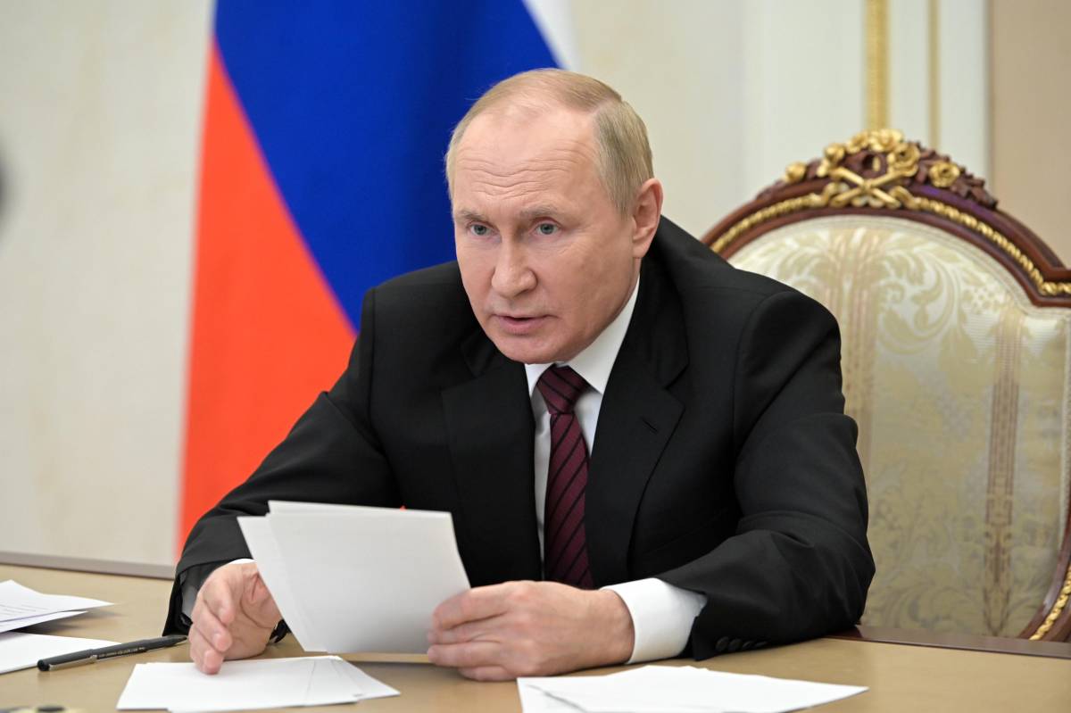 Putin mette fretta alla Difesa: "Servono più armi e in breve tempo"