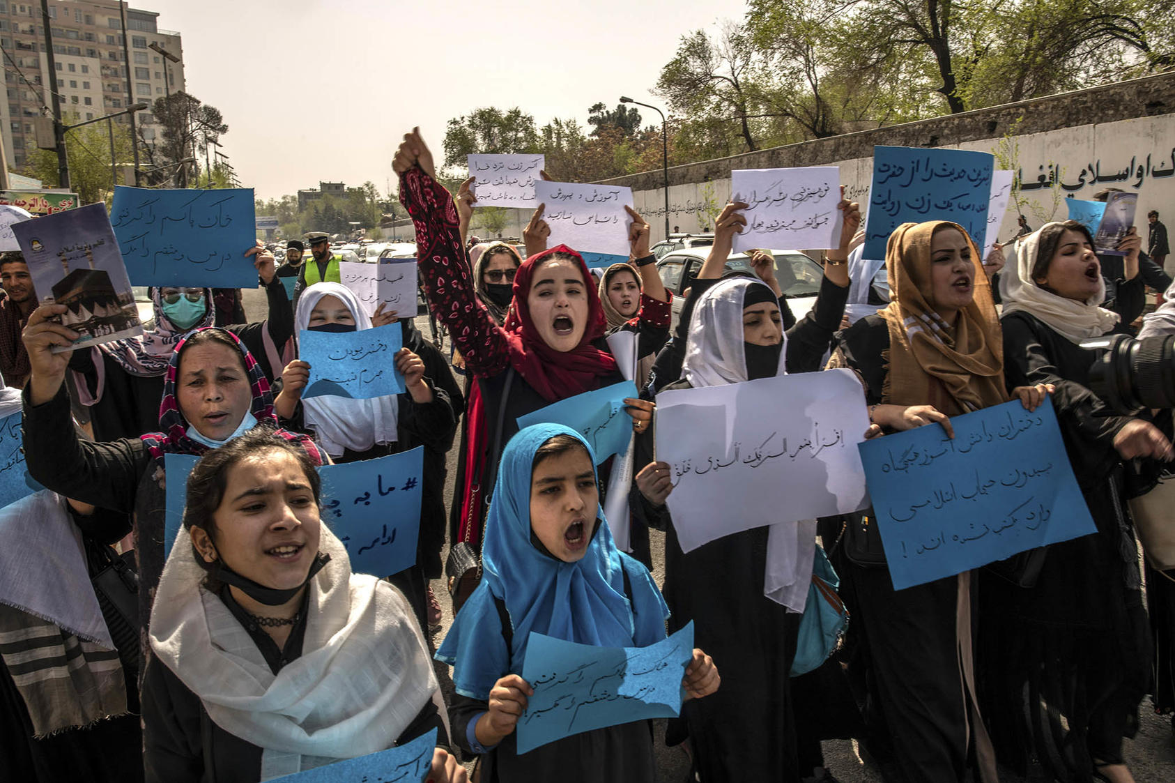 I talebani negano i diritti alle donne,  ActionAid sospende le attività in Afghanistan