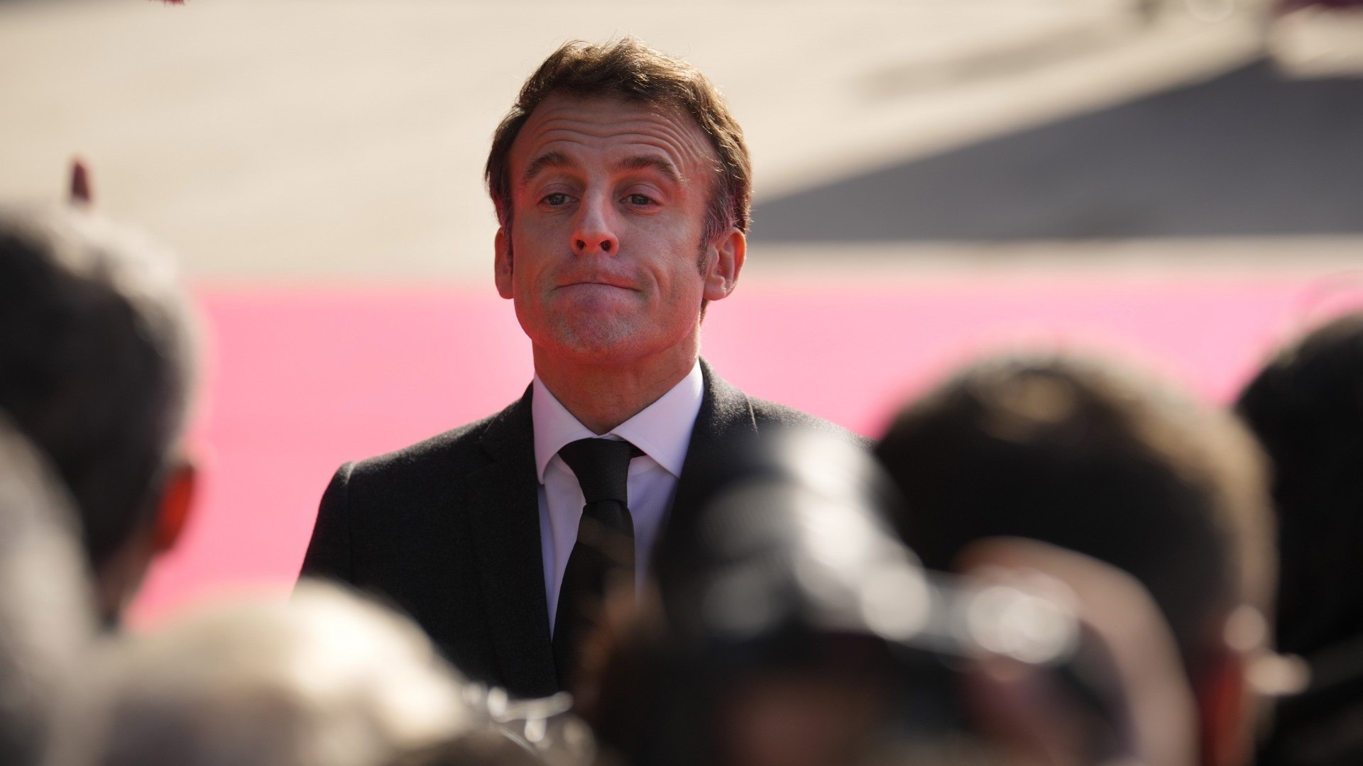 Macron dice che gli attacchi di Trump a Zelensky sono "difficilmente comprensibili"